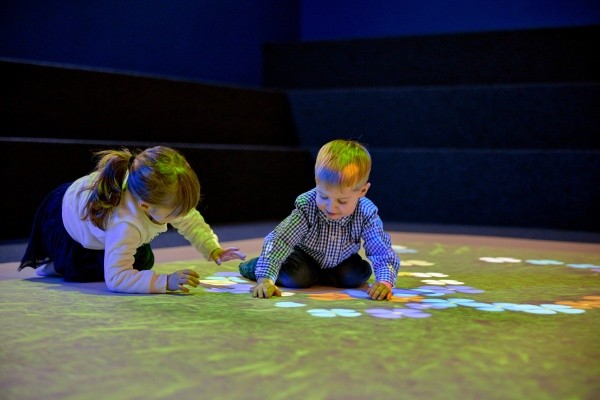 Motoryka duża i mała - jak ją wspierać wykorzystując interaktywną podłogę w przedszkolu? | Magiczny Dywan