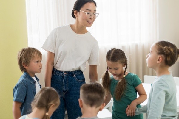 Zabawy ruchowe w przedszkolach - jak je prowadzić? | Magiczny Dywan