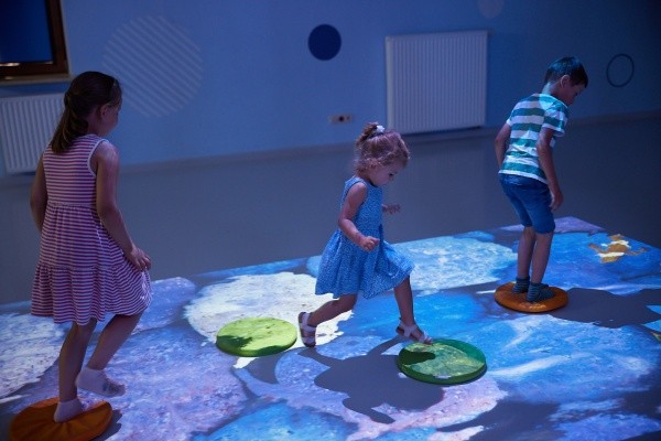 Jak wykorzystać podłogę interaktywną do zwiększenia ruchu dzieci w szkołach i przedszkolach? | Magiczny Dywan